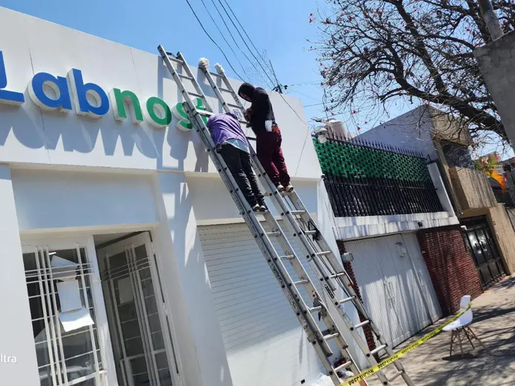 Servicio de instalación de anuncios luminoso en México