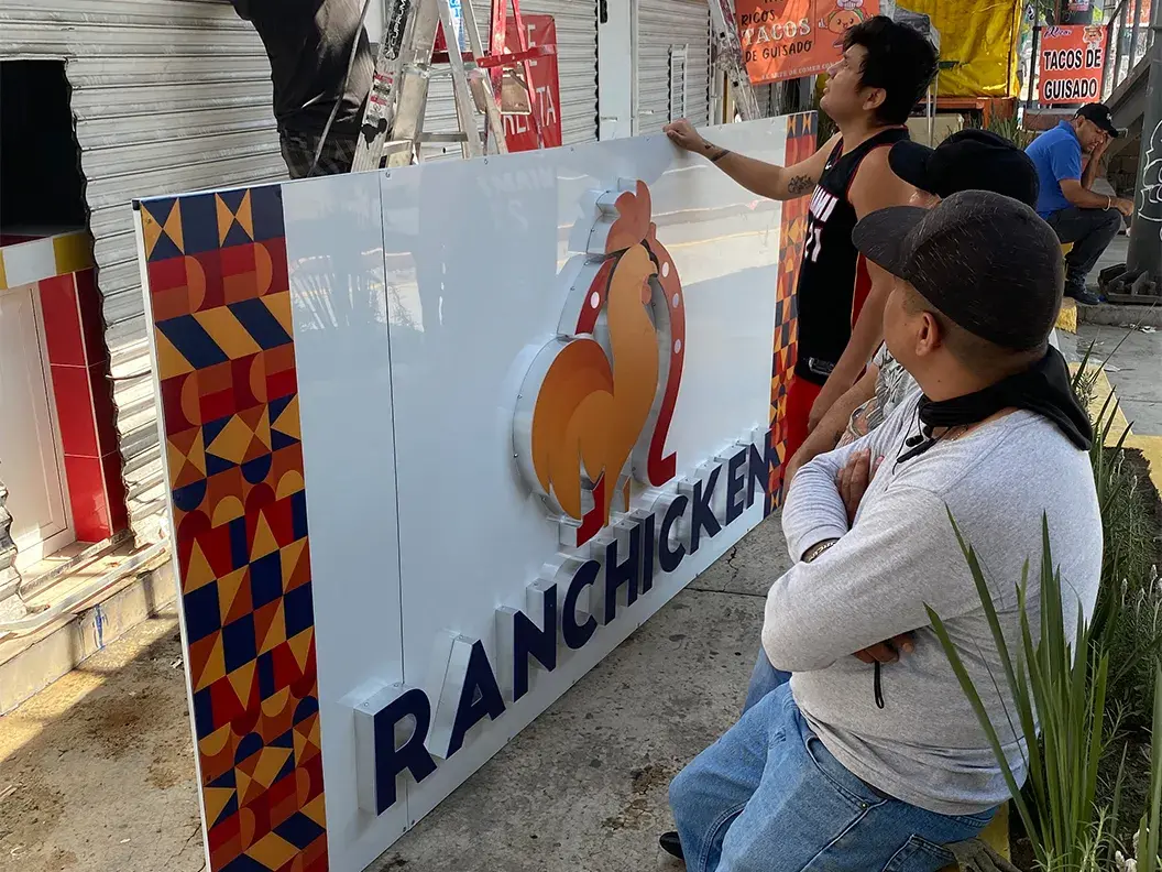 Servicio de instalación de anuncios luminoso en México