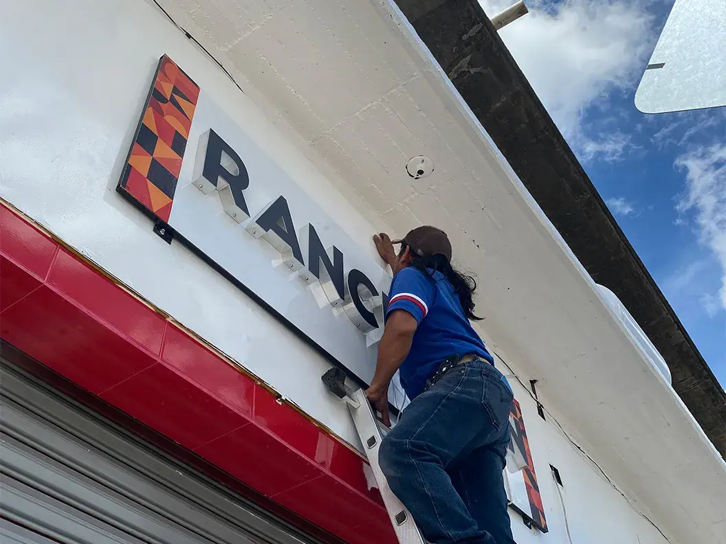 Servicio de instalación de anuncios luminoso en México