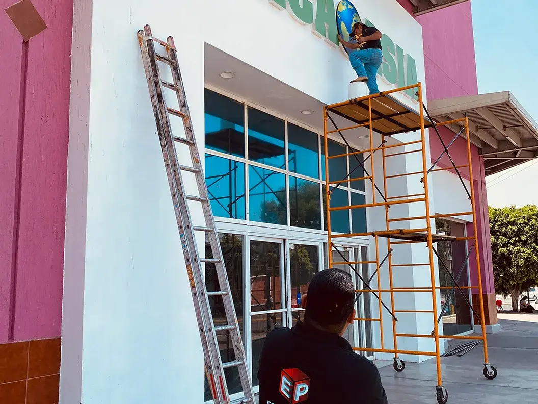Servicio de instalación de anuncios luminoso en México