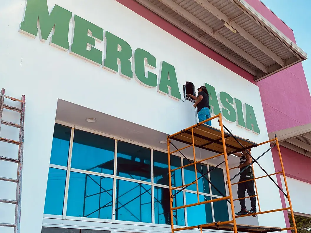 Servicio de instalación de anuncios luminoso en México
