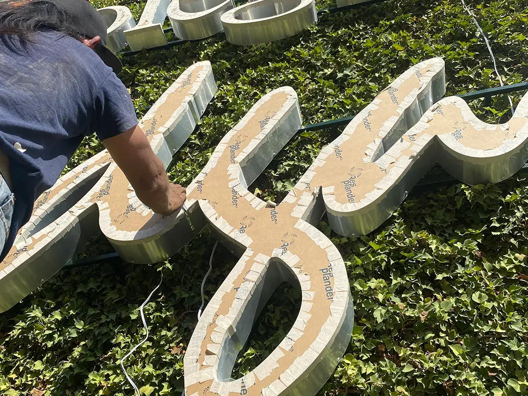 Servicio de instalación de anuncios luminoso en México